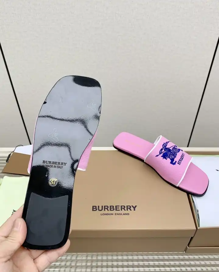 hype Burberry Slippers