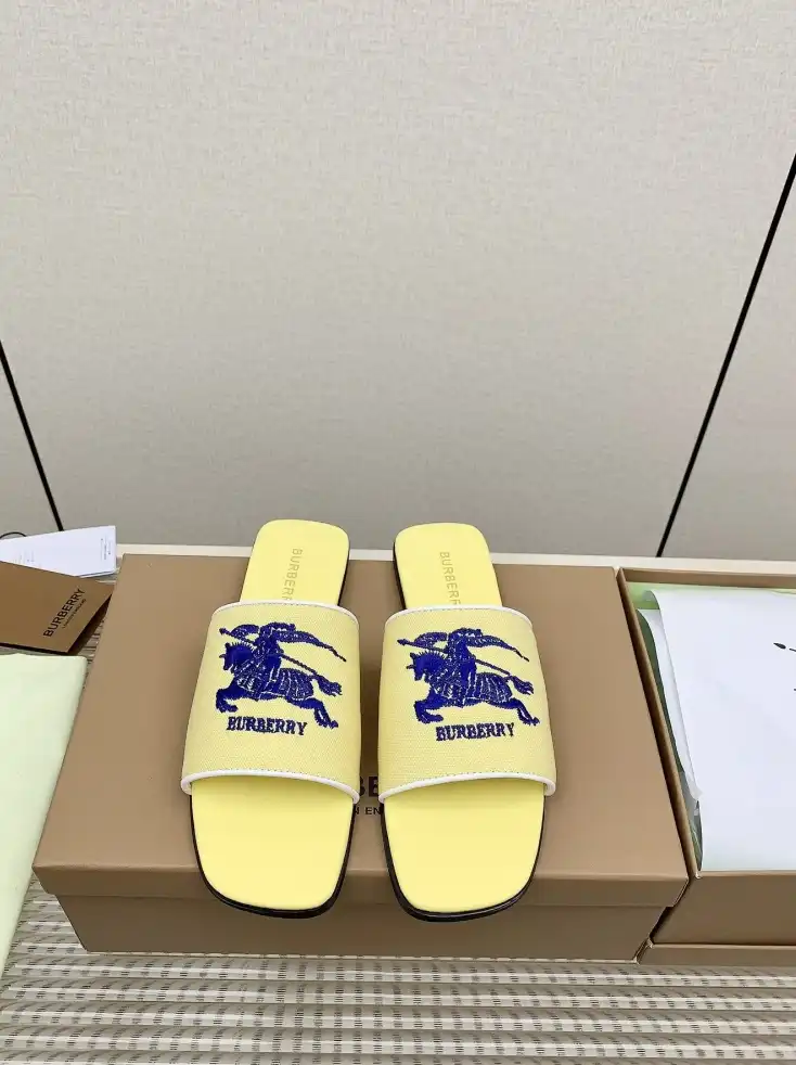 hype Burberry Slippers