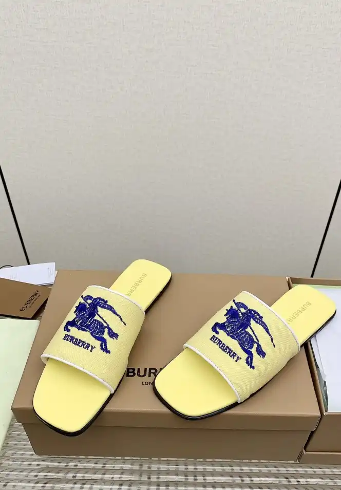 hype Burberry Slippers