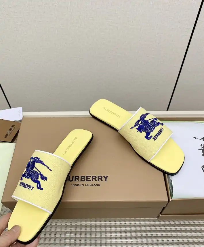 hype Burberry Slippers