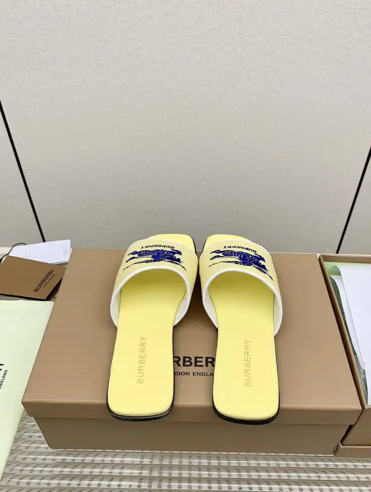 hype Burberry Slippers