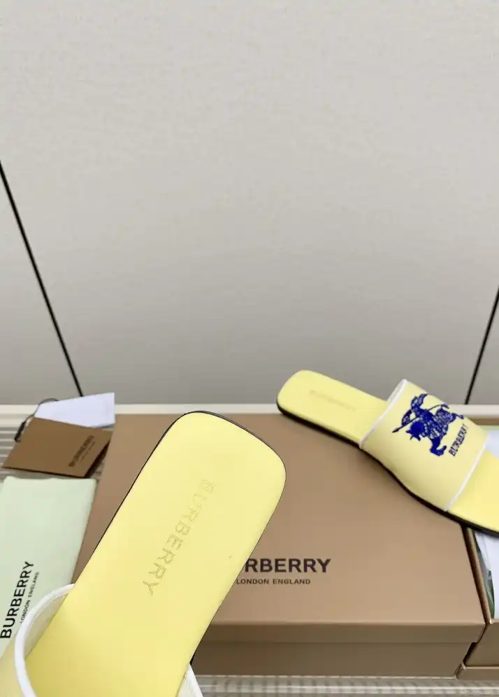 hype Burberry Slippers