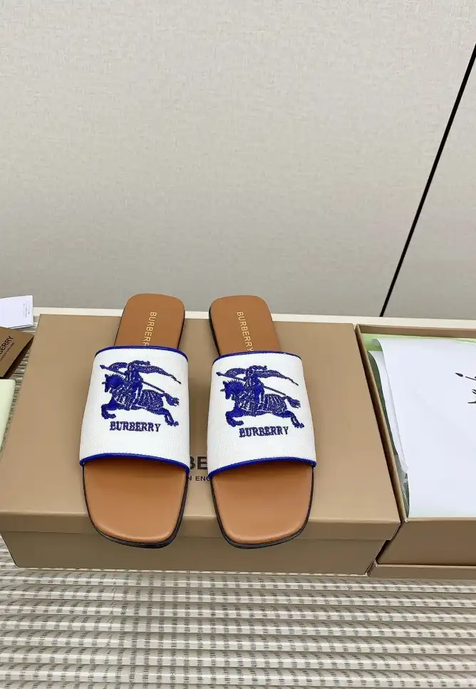 hype Burberry Slippers