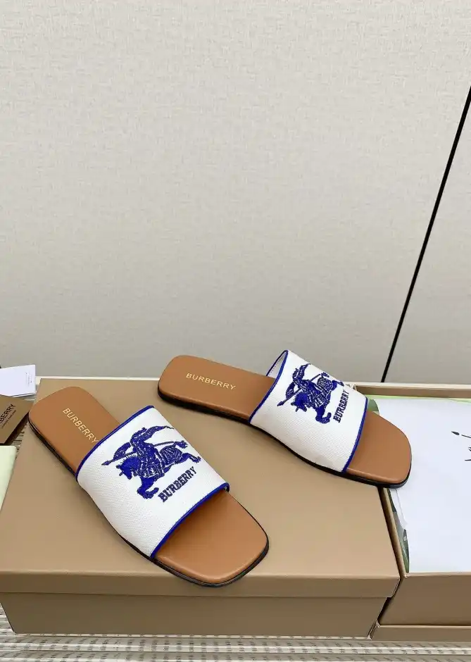 hype Burberry Slippers