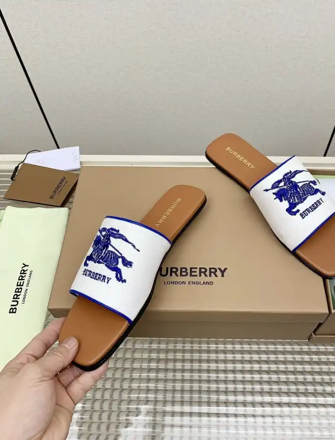 hype Burberry Slippers