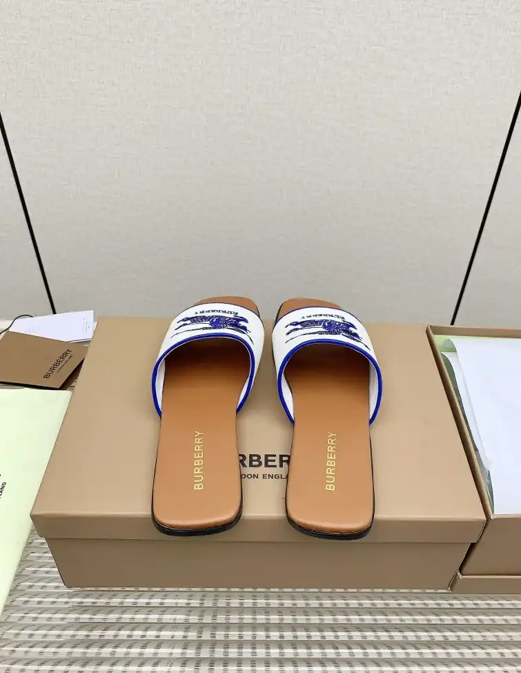 hype Burberry Slippers