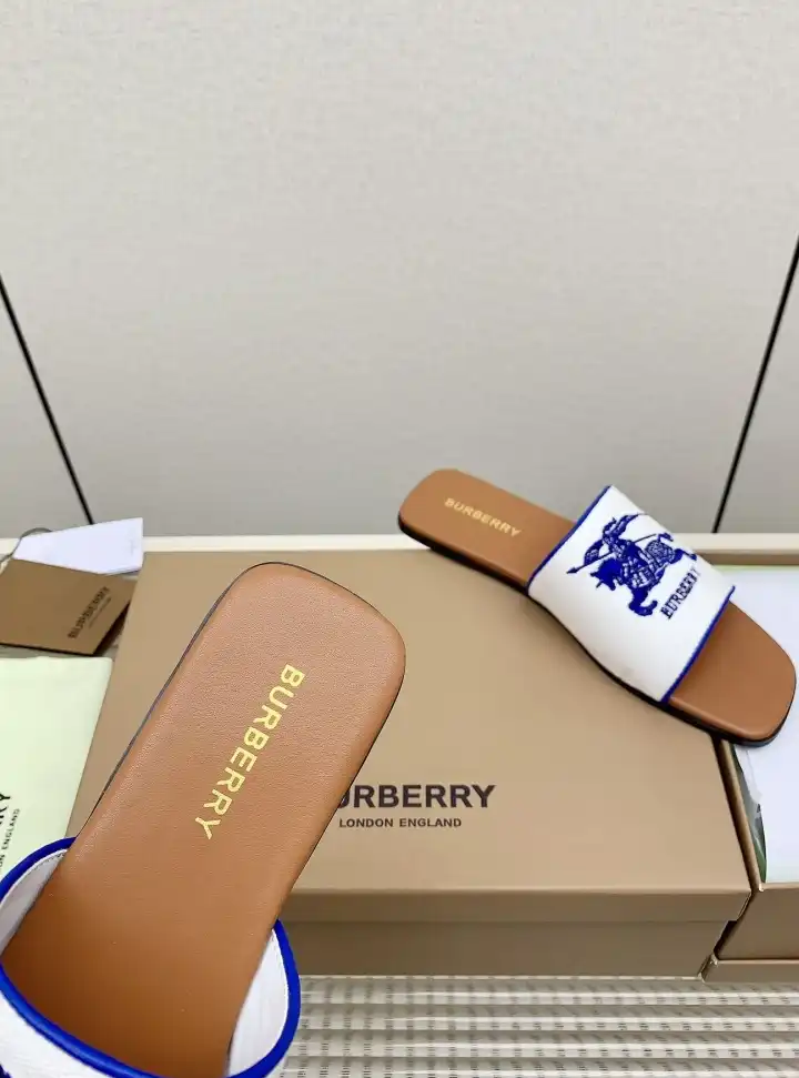 hype Burberry Slippers