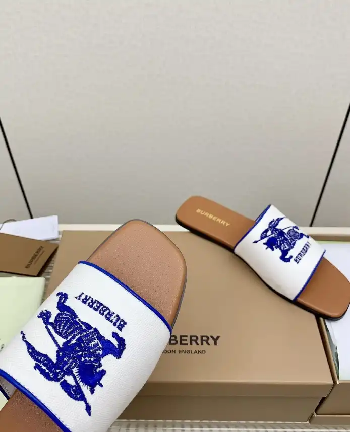 hype Burberry Slippers