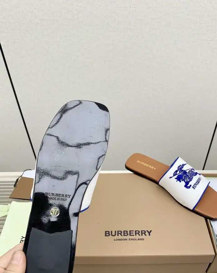 hype Burberry Slippers