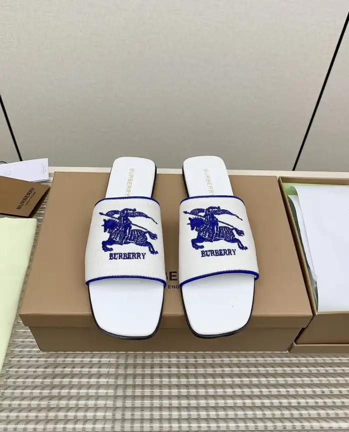 hype Burberry Slippers