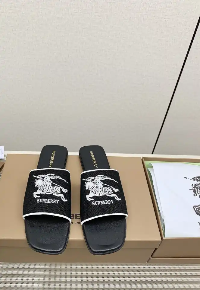 hype Burberry Slippers