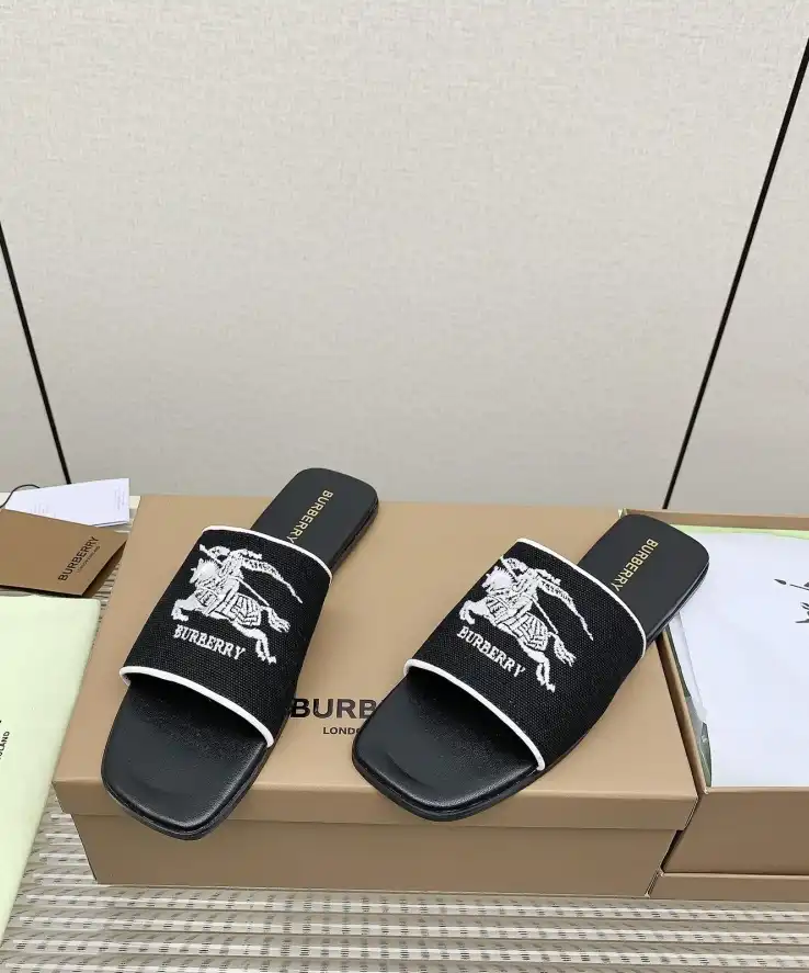 hype Burberry Slippers