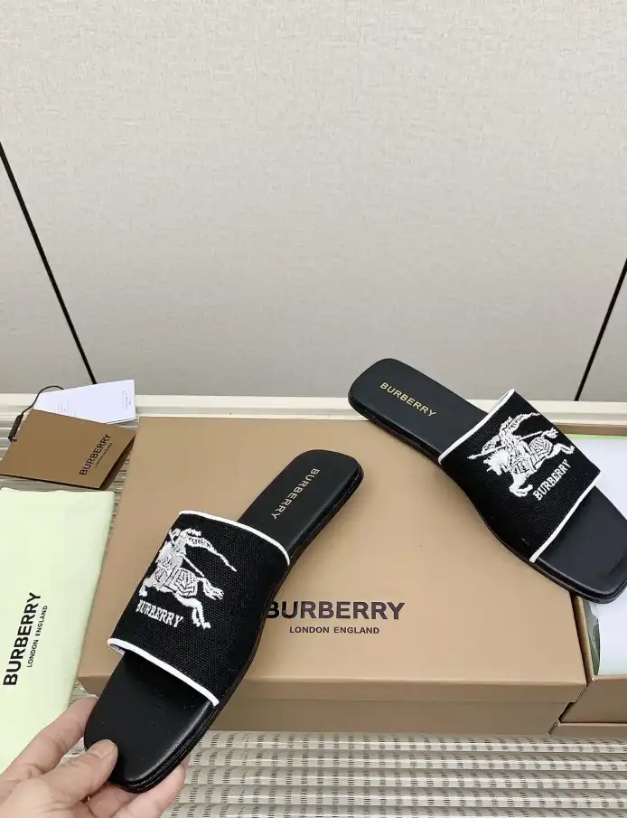 hype Burberry Slippers