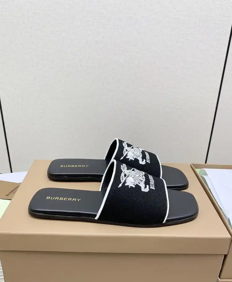 hype Burberry Slippers