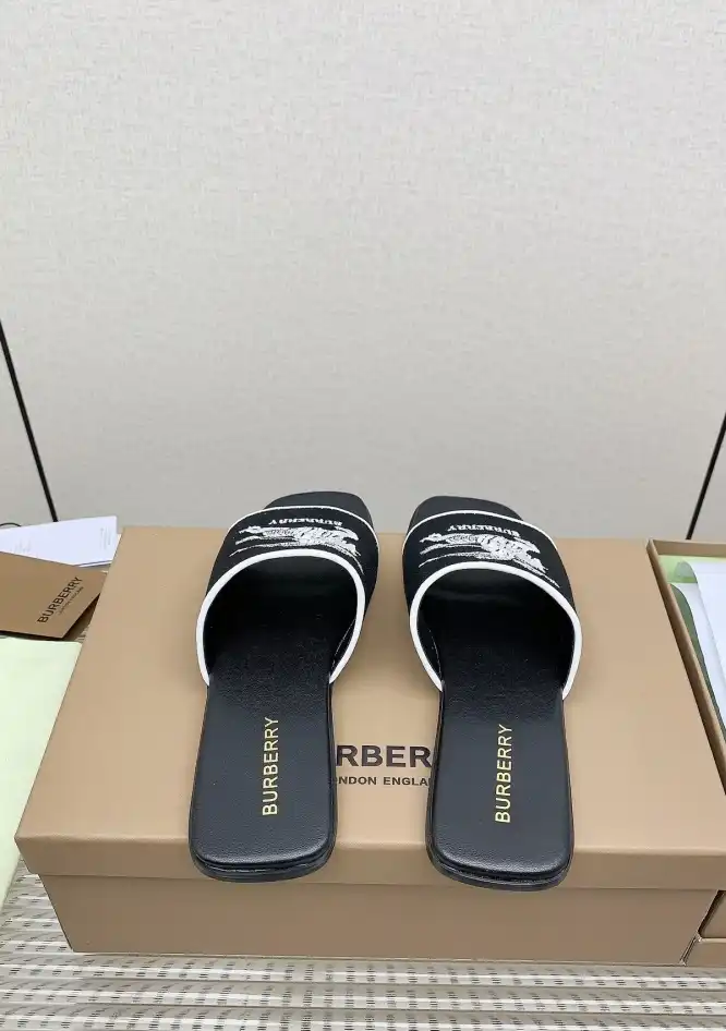 hype Burberry Slippers