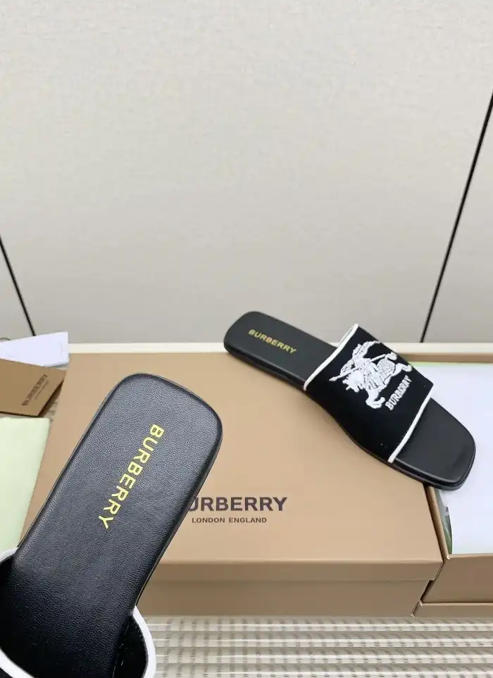 hype Burberry Slippers