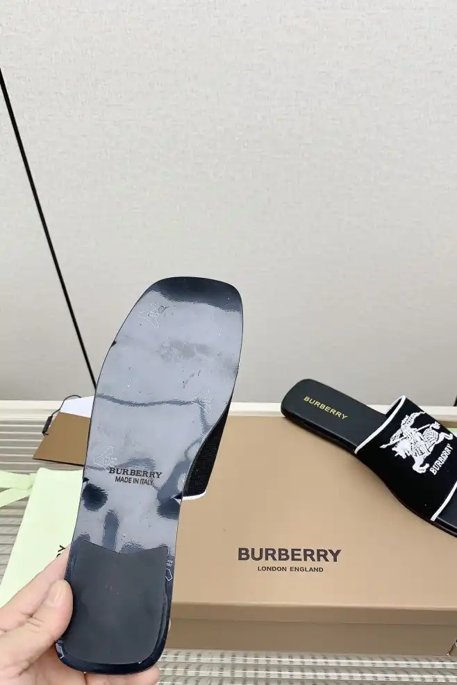 hype Burberry Slippers