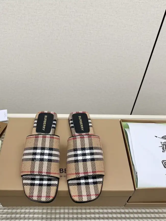 hype Burberry Slippers