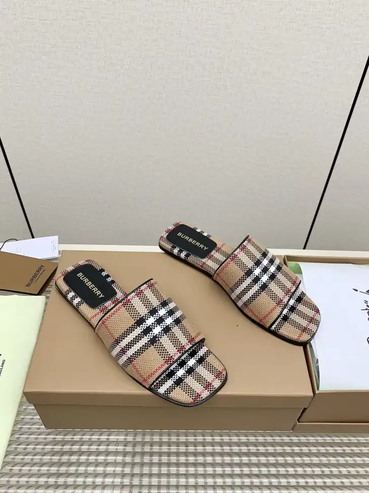 hype Burberry Slippers