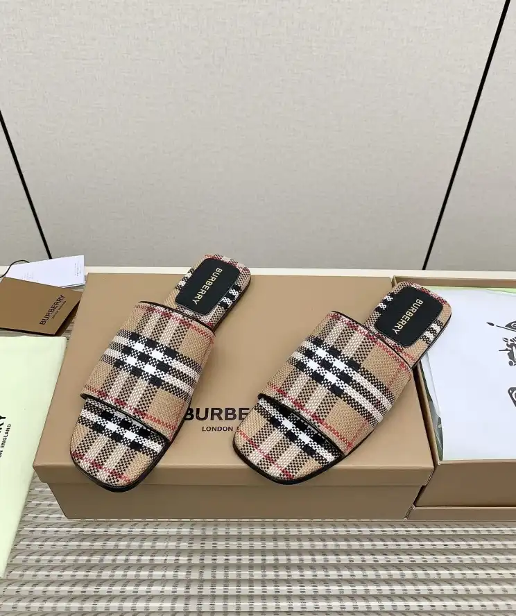 hype Burberry Slippers