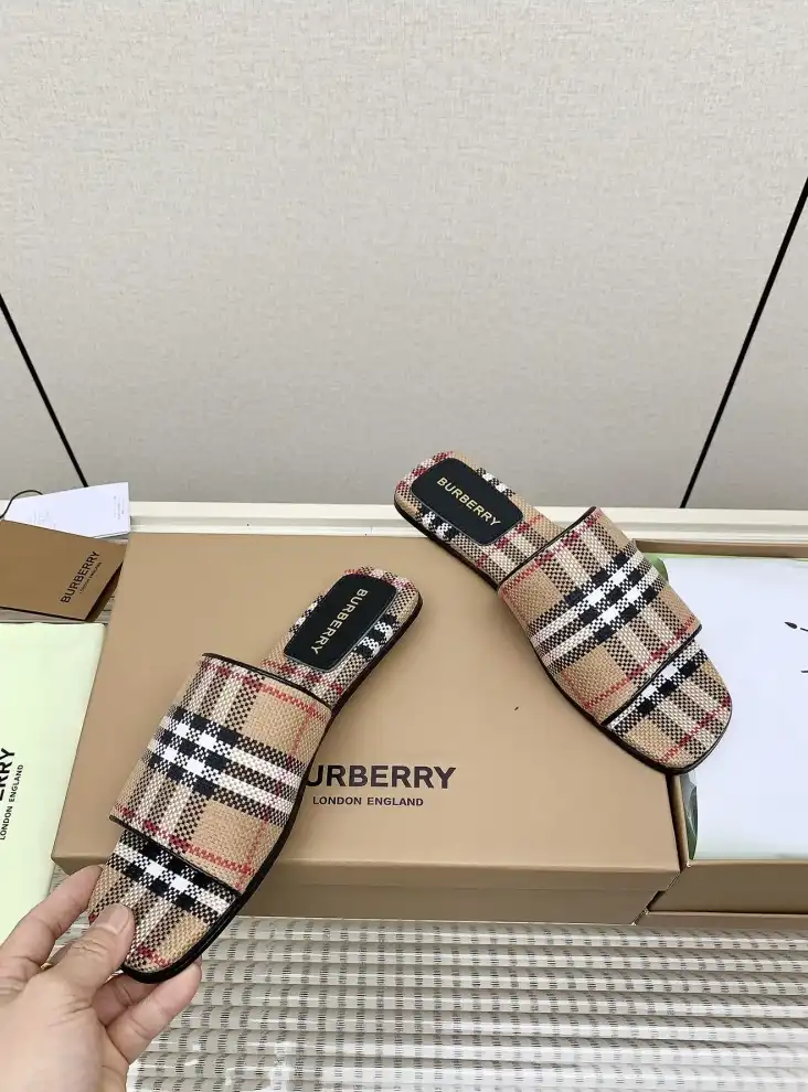 hype Burberry Slippers