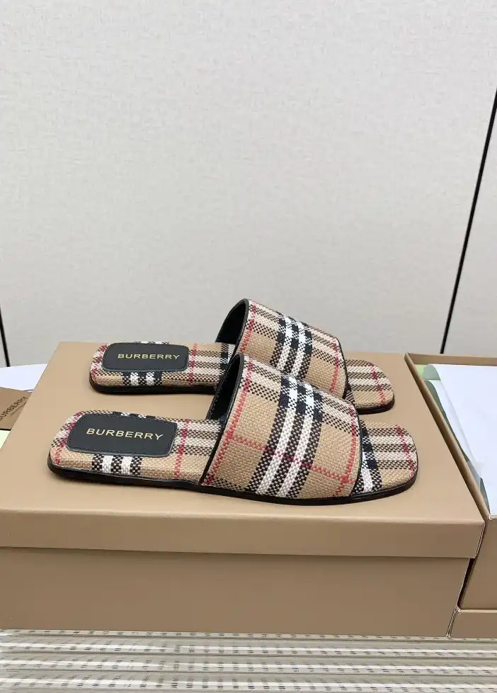 hype Burberry Slippers