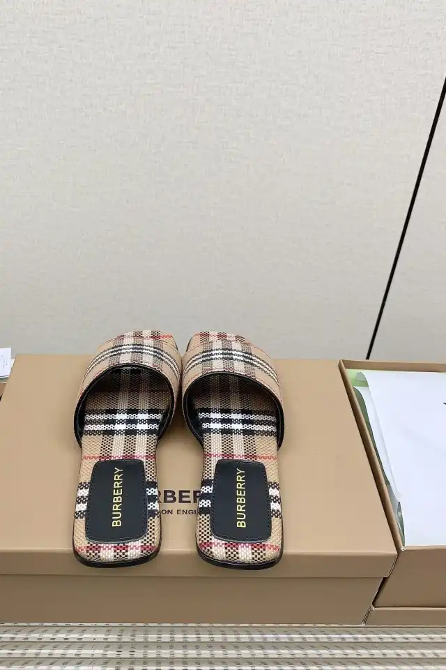 hype Burberry Slippers