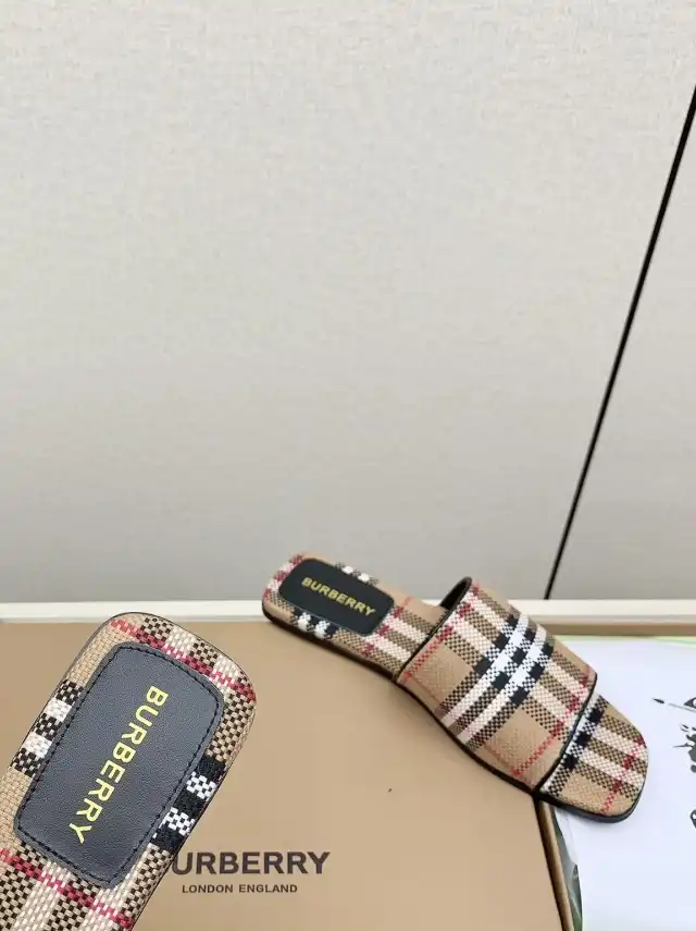 hype Burberry Slippers