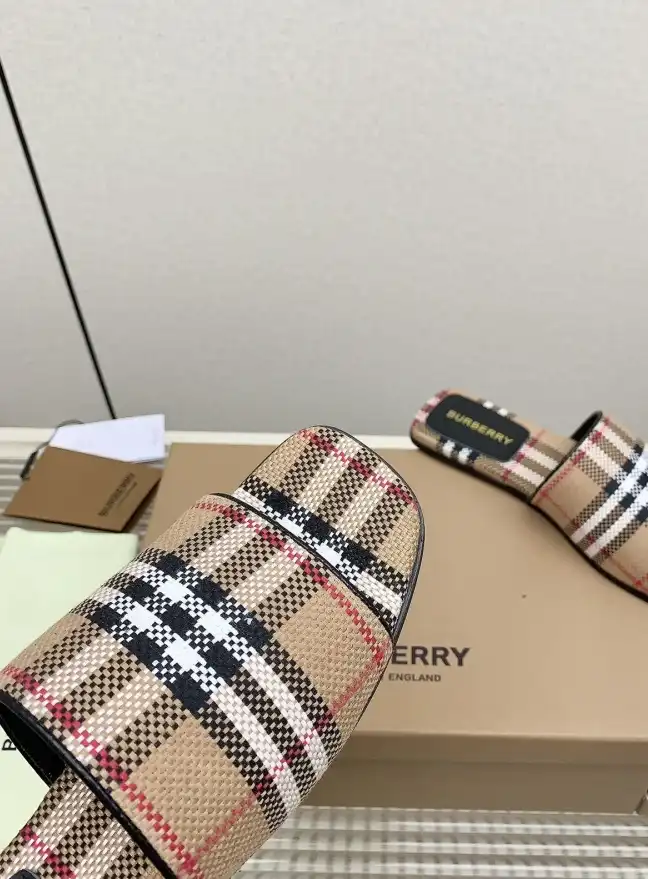 hype Burberry Slippers