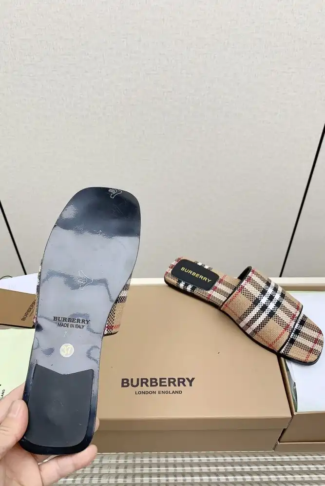 hype Burberry Slippers