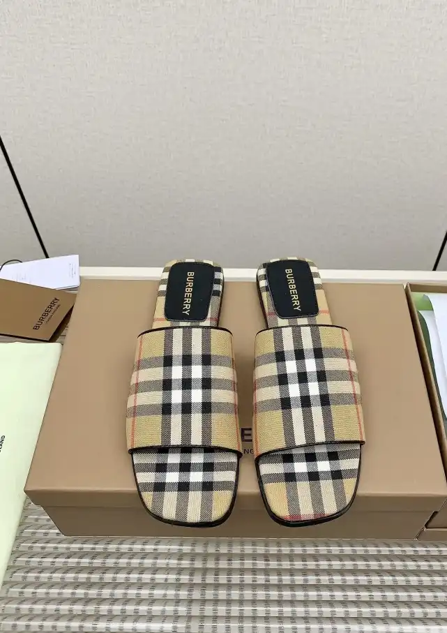 hype Burberry Slippers