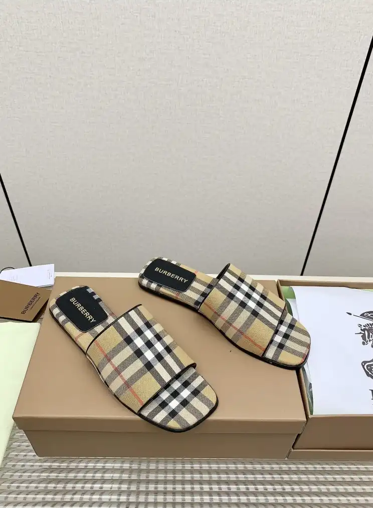 hype Burberry Slippers