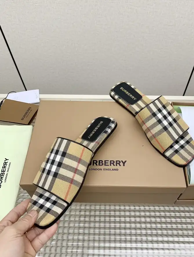 hype Burberry Slippers