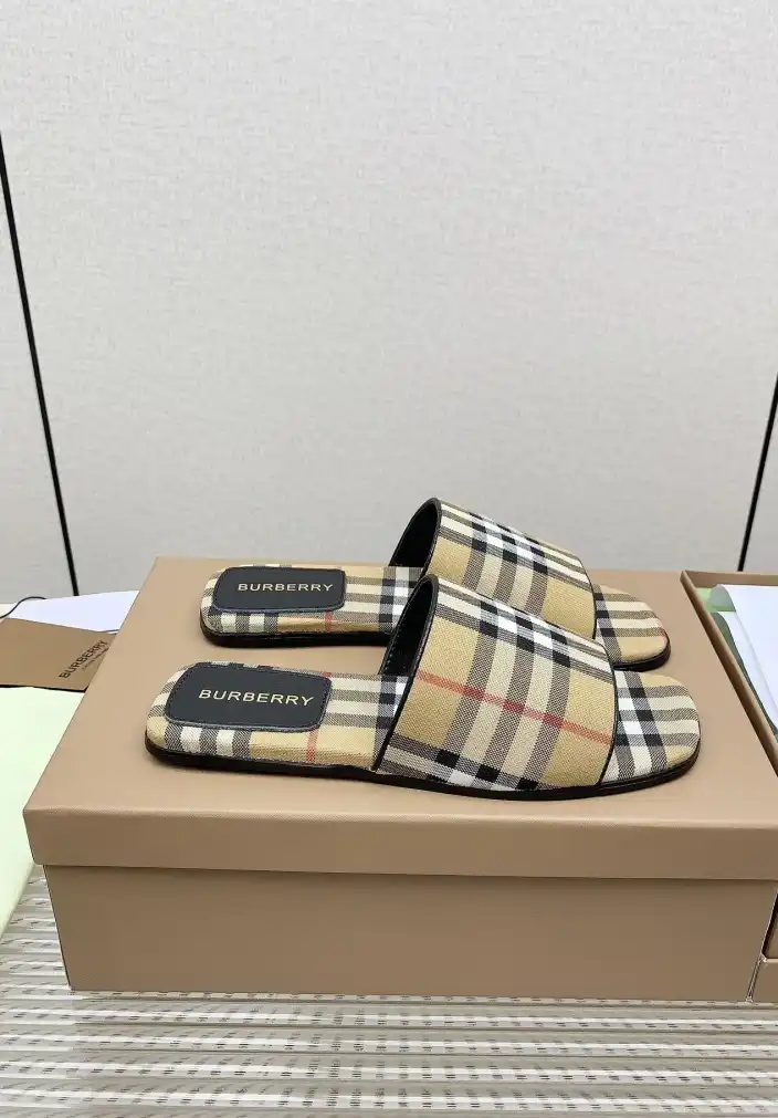 hype Burberry Slippers