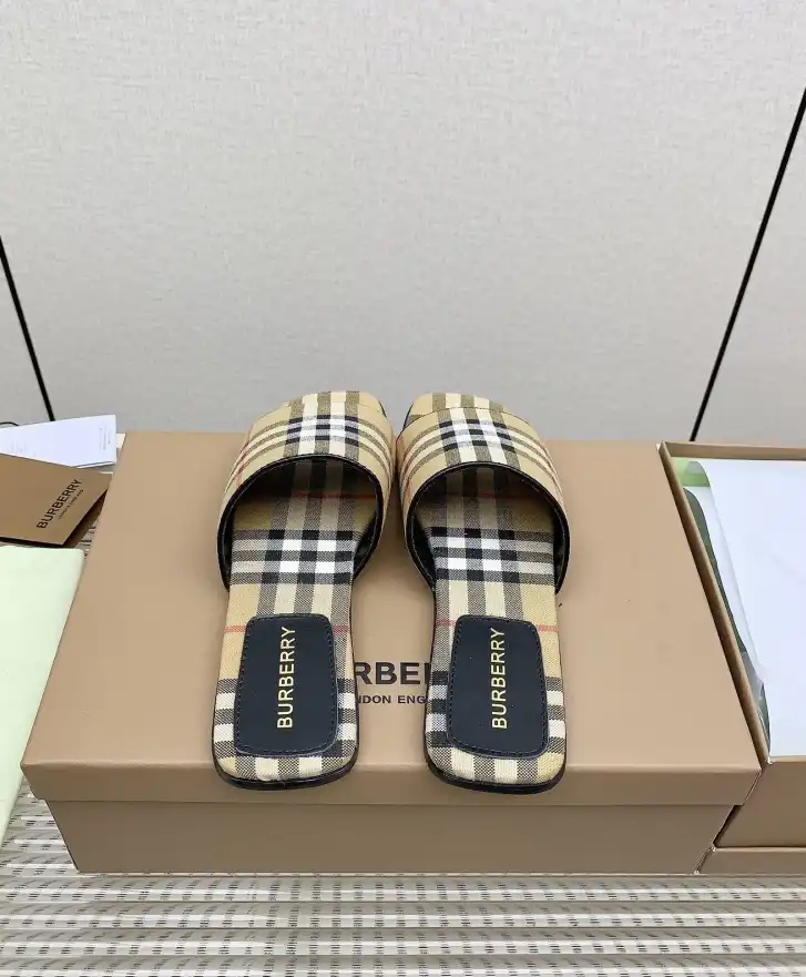 hype Burberry Slippers