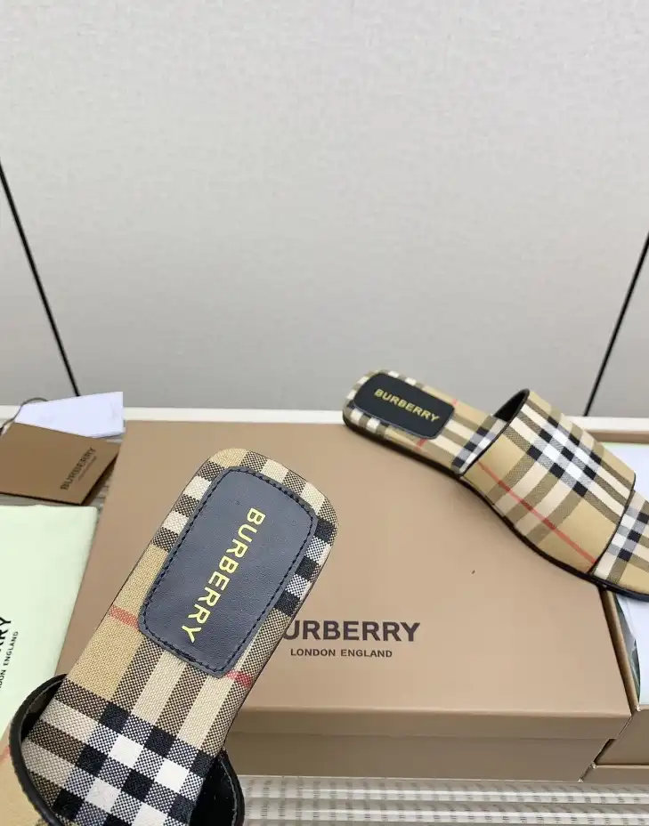 hype Burberry Slippers