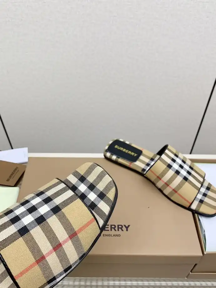 hype Burberry Slippers