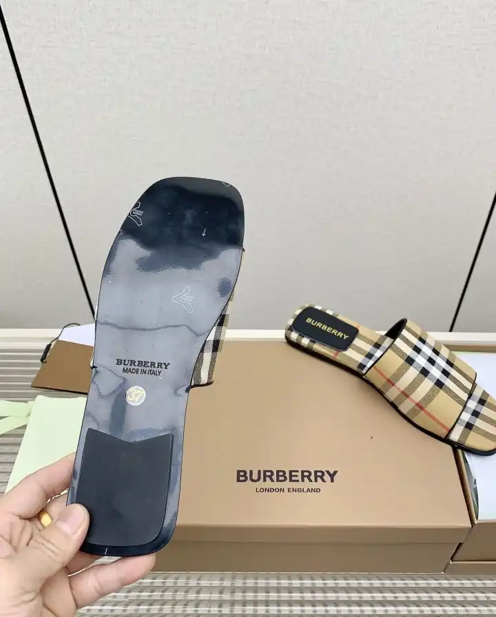 hype Burberry Slippers