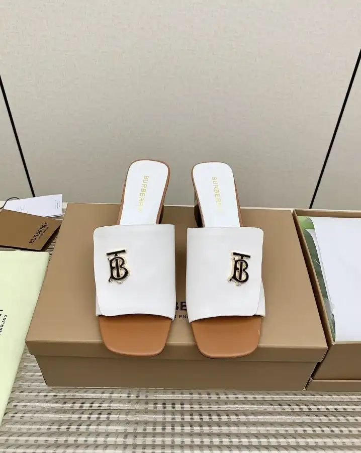 hype Burberry Slippers