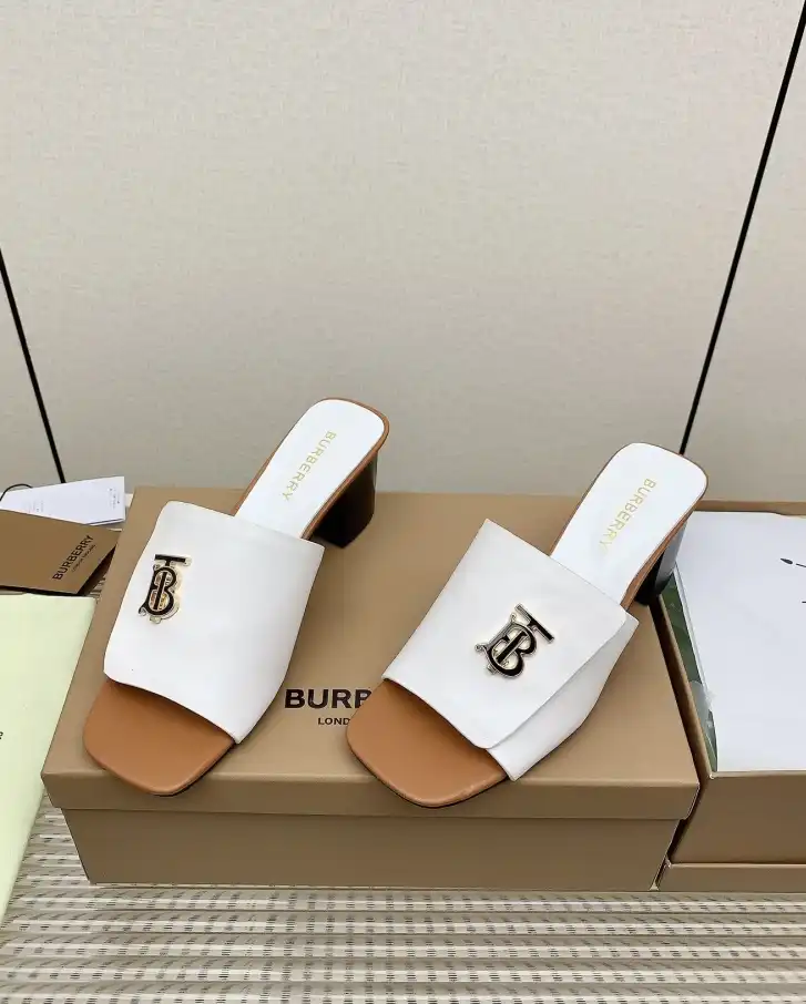 hype Burberry Slippers