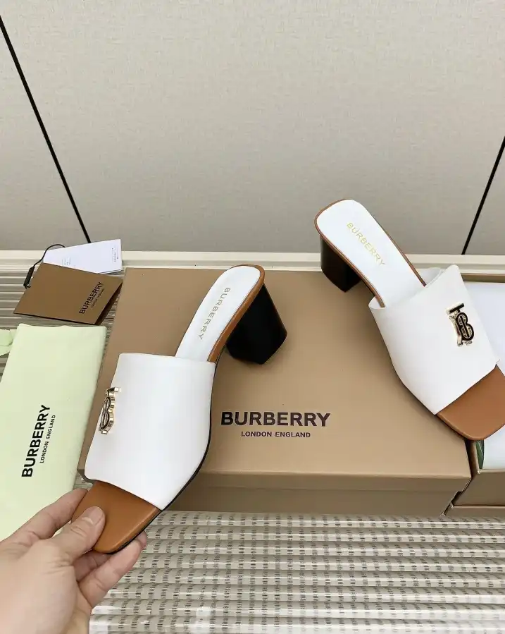 hype Burberry Slippers