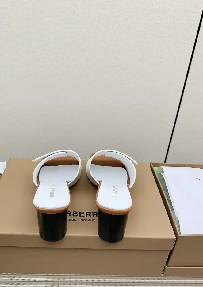 hype Burberry Slippers