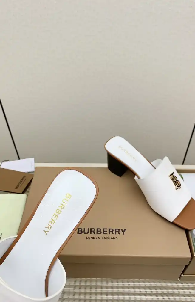 hype Burberry Slippers