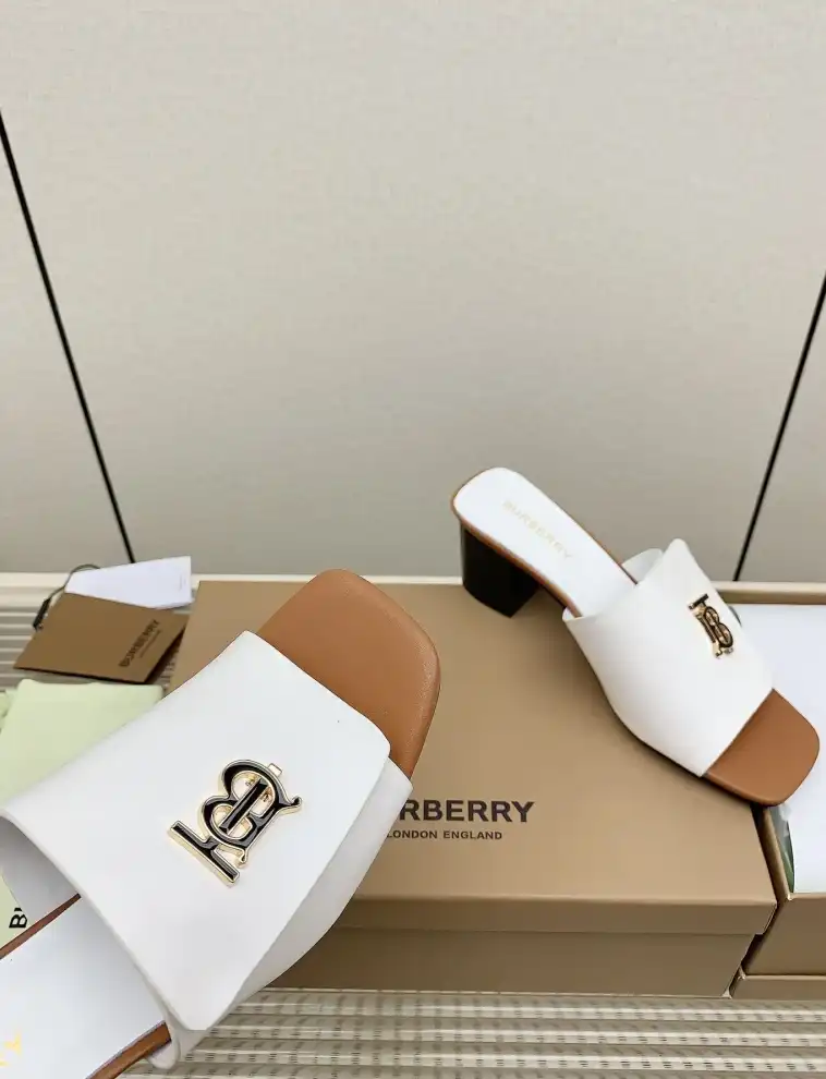 hype Burberry Slippers