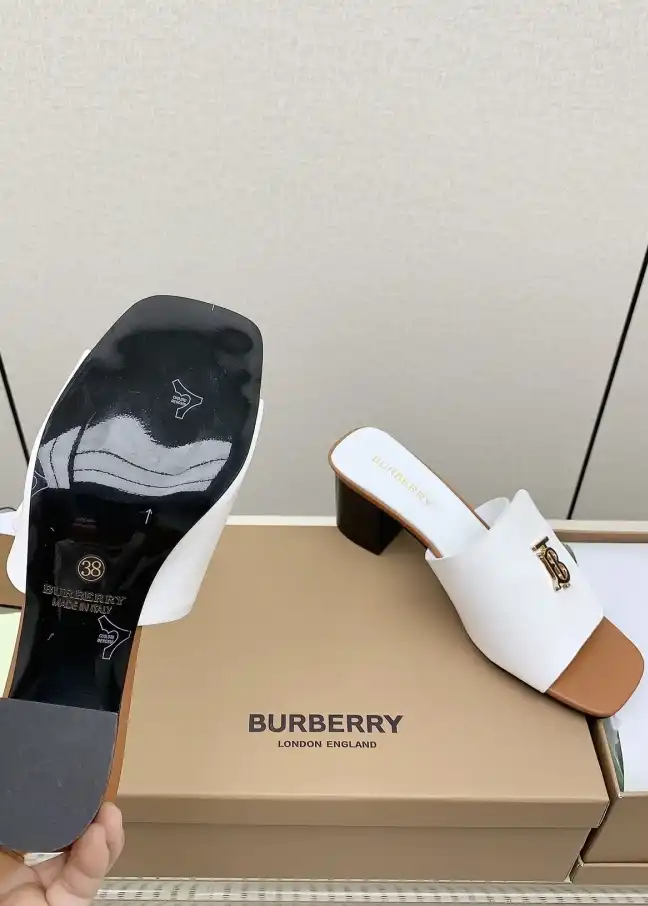 hype Burberry Slippers