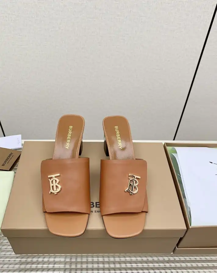 hype Burberry Slippers