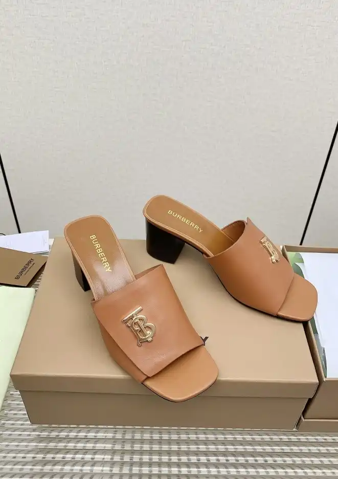 hype Burberry Slippers