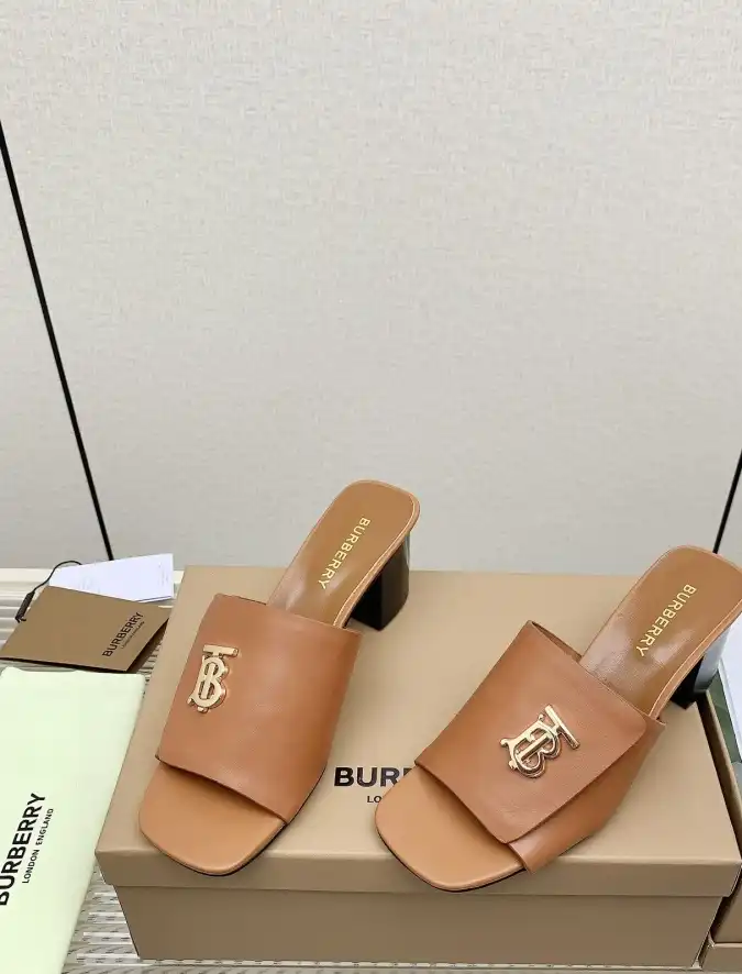 hype Burberry Slippers