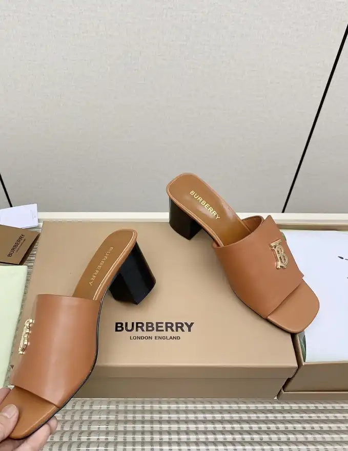 hype Burberry Slippers