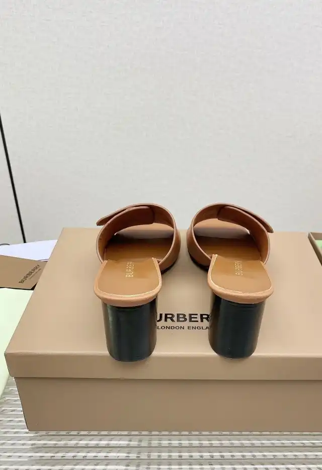 hype Burberry Slippers